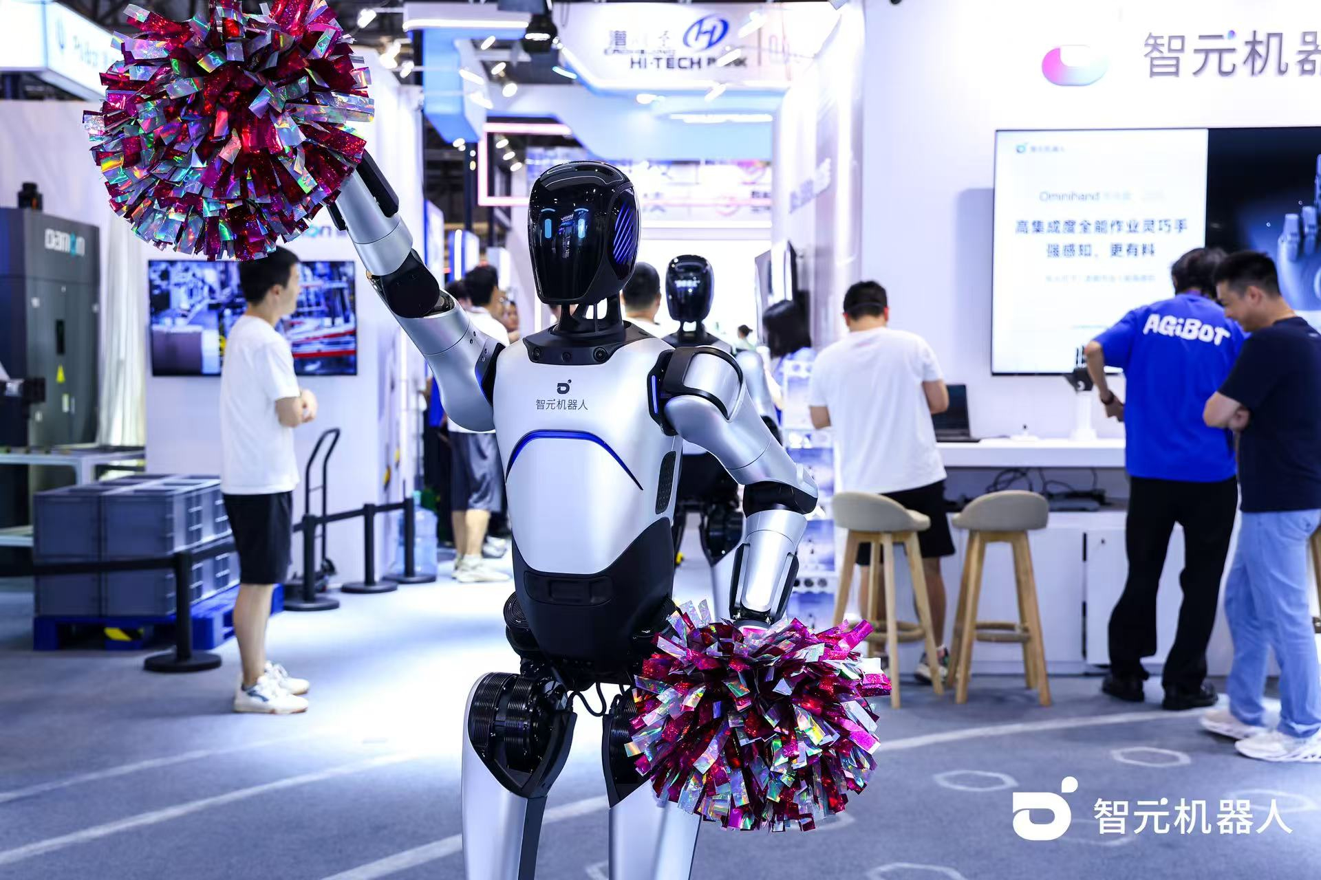 智元機器人 WAIC 首日展臺火爆，機器人家族集體打工忙不停